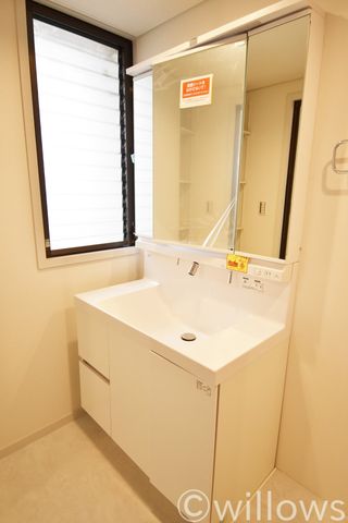 マンションですが、洗面室に窓が付いていることがオススメ。湿気を逃しやすいお部屋です。収納場所が豊富でいつでも綺麗な洗面室を保つことができる仕組み。