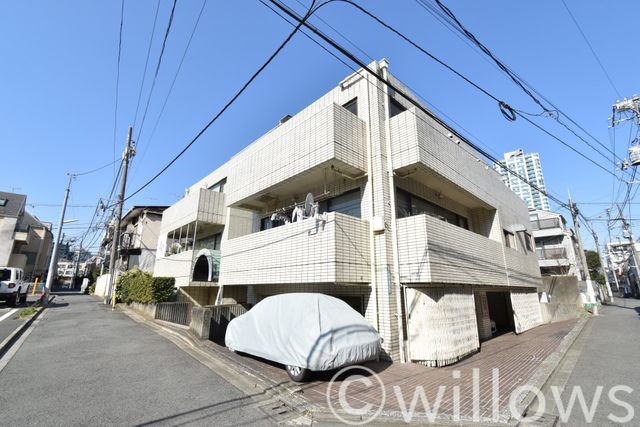 2年前に大規模修繕工事が行われた外観。角地のマンションで前面道路の幅員も広いため、陽当たり・風通しが良い物件です。