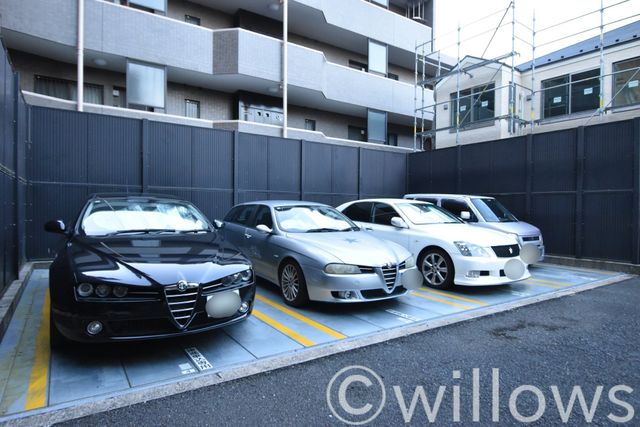 断然便利な敷地内駐車場。お問い合わせ時にお車の車種をご教示下さい。空き状況をすぐにお調べします。