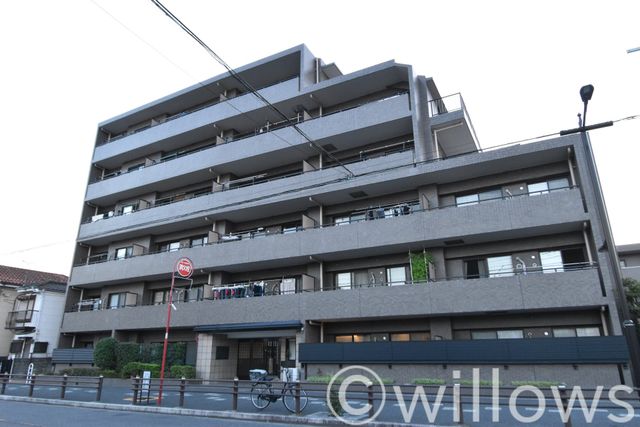 地上6階建て（4階部分）のマンションです。教育施設や商業施設が揃う、暮らしやすい街並みが魅力的です。