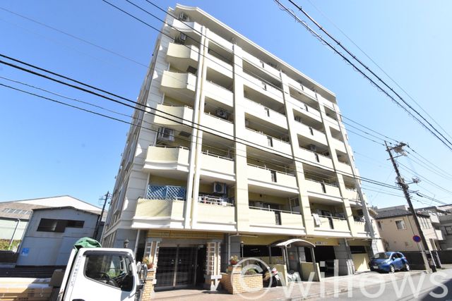 周辺は教育施設や商業施設が揃う、暮らしやすい街並みが魅力的です。