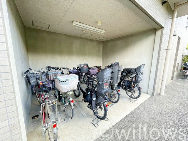 自転車は必需品という方も多くいらっしゃいます。見るとお子様を乗せる自転車も多く、このマンションコミュニティの雰囲気を教えてくれます。空き状況もすぐにお調べします。