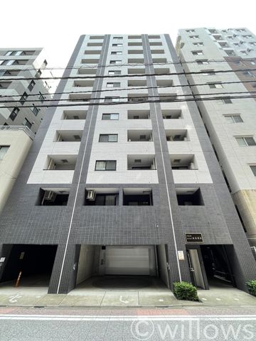 地上12階建て（10階部分）のマンションです。教育施設や商業施設が揃う、暮らしやすい街並みが魅力です