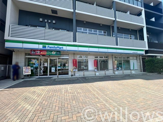 ファミリーマート横浜子安通三丁目店 徒歩3分。 210m