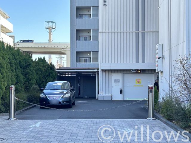 断然便利な敷地内駐車場。屋内駐車場は車種が限られますので、お問い合わせ時にお車の車種をご教示下さい。空き状況をすぐにお調べします。