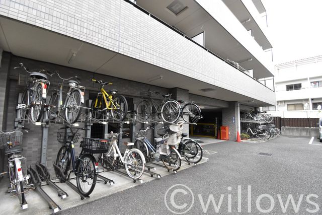 自転車は必需品という方も多くいらっしゃいます。見るとお子様を乗せる自転車も多く、このマンションコミュニティの雰囲気を教えてくれます。