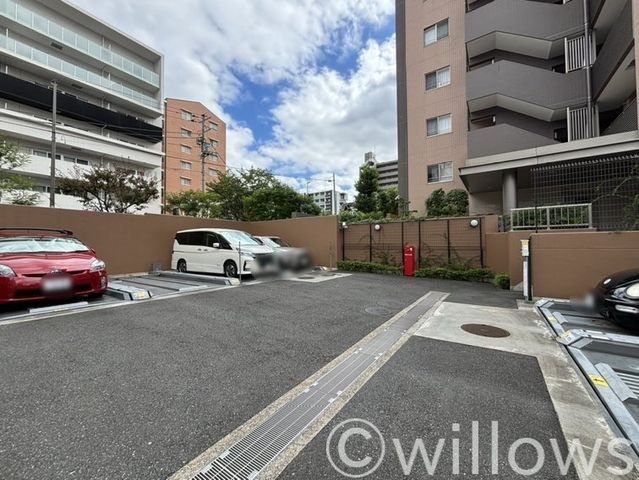 断然便利な敷地内駐車場。車種が限られますので、お問い合わせ時にお車の車種をご教示下さい。空き状況をすぐにお調べします。