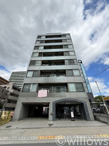 大切なペットとも暮らせる(規約有)、地上10階建て（4階部分）のマンションです。周辺は教育施設やスーパーが揃う、暮らしやすい街並みが魅力的です。