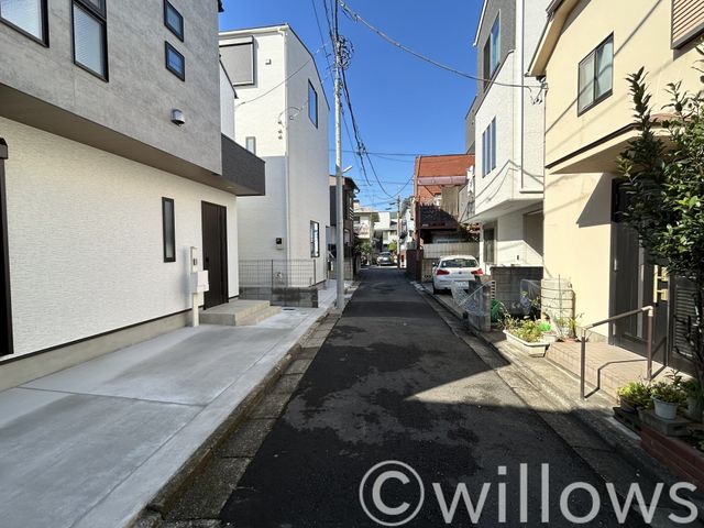 前面道路はどんつきになっており人通りはほとんど御座いません。駐車するにも十分の幅員が取れていますので、ご安心くださいませ。