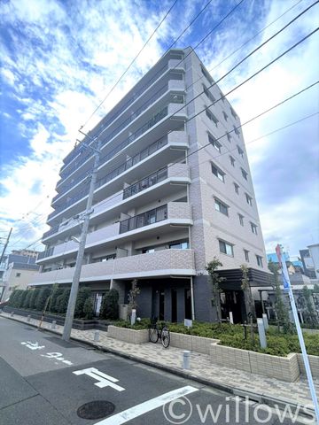 大切なペットとも暮らせる(規約有)、地上8階建てのマンションです。周辺は教育施設やスーパーが揃う、暮らしやすい街並みが魅力的です。