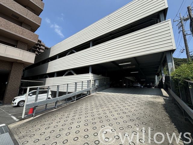 屋内駐車場は雨や砂ぼこりから汚れを守ってくれます。雨風で汚れる心配もありません。平置きで駐車出来るのは嬉しいですね。駐車場の空き情報はすぐに確認いたしますのでお気軽にお申し付けください。