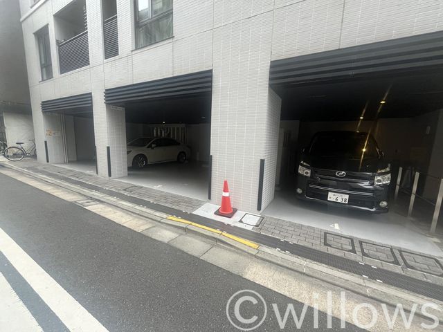 断然便利な敷地内駐車場。屋内駐車場は車種が限られますので、お問い合わせ時にお車の車種をご教示下さい。空き状況をすぐにお調べします。