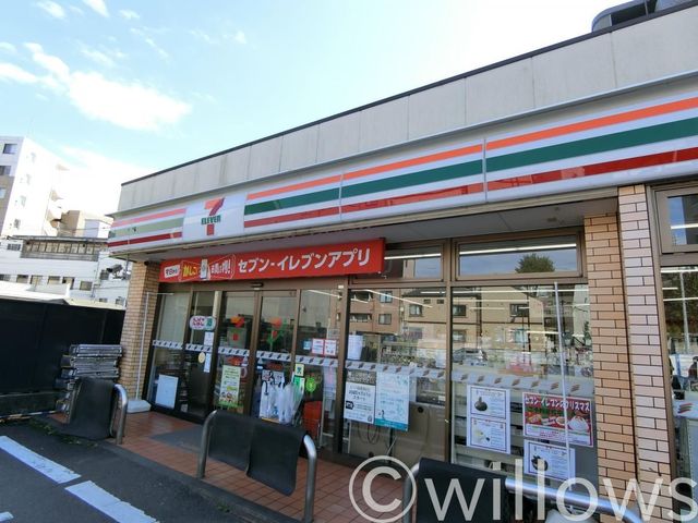 セブンイレブン新宿下落合駅北店 徒歩3分。 220m