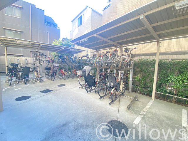 自転車は必需品という方も多くいらっしゃいます。見るとお子様を乗せる自転車が多く、このマンションコミュニティの雰囲気を教えてくれます。空き状況もすぐにお調べいたします。