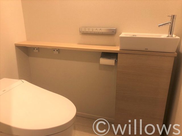 通常より広めのトイレはタンクレスタイプを採用し、手洗い場を設けました。お掃除もしやすく、より快適な空間を享受できます。