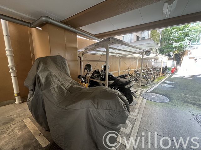 自転車は必需品という方も多くいらっしゃいます。見るとお子様を乗せる自転車も多く、このマンションコミュニティの雰囲気を教えてくれます。空き状況もすぐにお調べします。