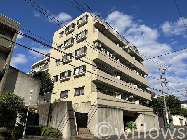 地上6階建て（6階部分）のマンションです。周辺はスーパーやコンビニが揃う、暮らしやすい街並みが魅力的です。