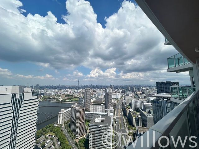 ビル群とスカイツリーを一望できるお部屋