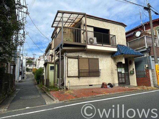 南東・南西角地ならではの陽当たり・風通しを確保できる区画。土地形状も整形地のため、お客様のご希望のプランを入れ易くライフスタイルに合った間取りプランを叶えやすいことにつながりますね。