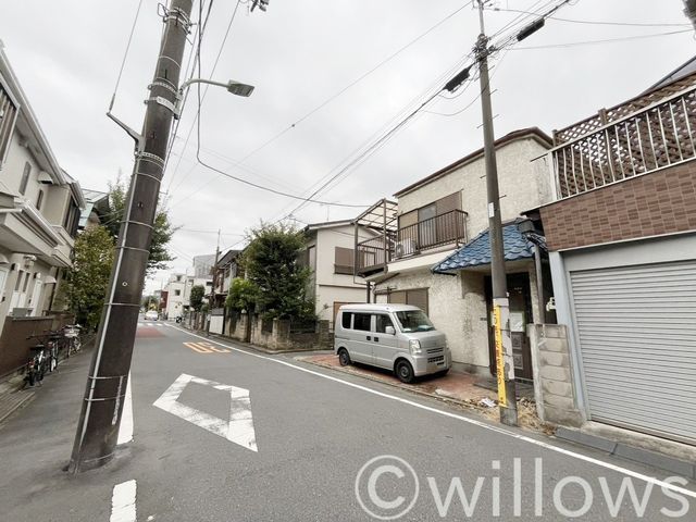 前面道路幅員がしっかりと取れておりますが、車通りも少ないため、お子様がいらっしゃるご家庭にもご安心です。近隣に公園が2か所ございますのでお子様が遊ぶスペースが確保できていることも嬉しいポイントです。