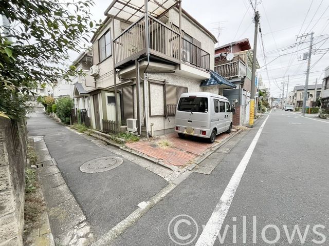 南東側・南西側に接道しており、車庫スペースをどちらに設けるかはお客様のプラン次第で自由にレイアウトいただけます。車庫スペースのみならず、お部屋の大きさ、水回りの設備仕様などご希望をお聞かせください。