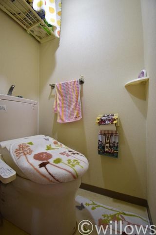 トイレは白を基調とし、清潔感のある空間に。より快適にご利用いただくために、ウォシュレットタイプを採用。お気に入りの絵画を飾ったり、小さなお部屋でも工夫次第で素敵な空間になります。