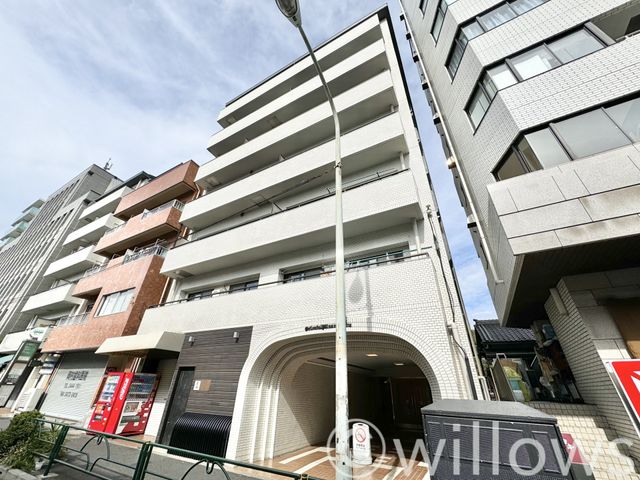 地上7階建て（4階部分）のマンションです。周辺はスーパーやドラッグストアが近くにあり、暮らしやすい街並みが魅力的です。