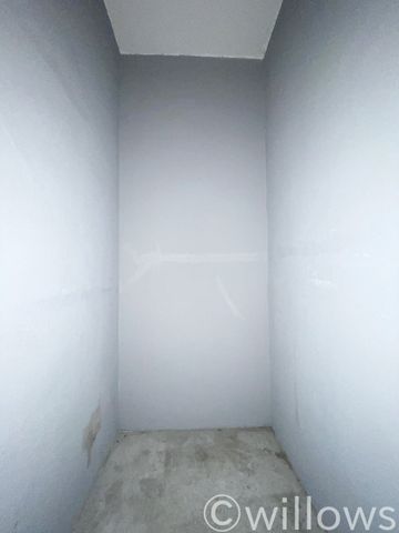 専用のトランクルームが付いているお部屋。広さがあり、普段使いしない季節ものの収納にピッタリのスペース。