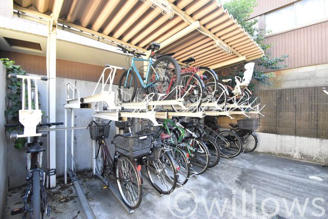 自転車は必需品という方も多くいらっしゃいます。見るとお子様を乗せる自転車も多く、このマンションコミュニティの雰囲気を教えてくれます。