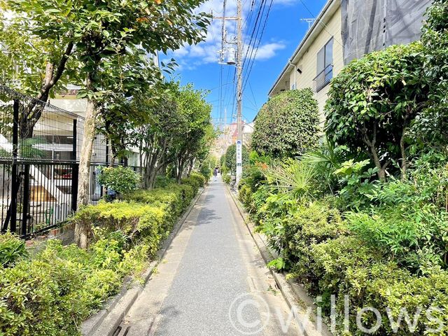 都内にいながら緑を感じることができる前面道路。公道でありながら車が行き帰することは無く、小さなお子様がいるご家庭でも安心して過ごすことができます。