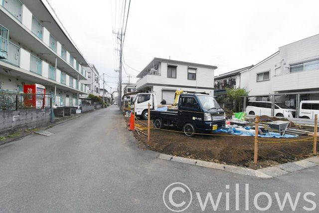 （東側接面道路）車通りの少ない前面道路、お子様と玄関先で遊ぶ風景が目に浮かびます♪ご家族での充実した新生活をお送りいただけます。