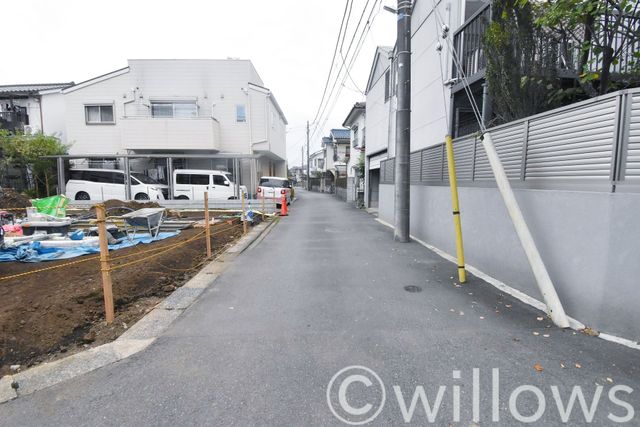 （東側接面道路）車通りの少ない前面道路、お子様と玄関先で遊ぶ風景が目に浮かびます♪ご家族での充実した新生活をお送りいただけます。