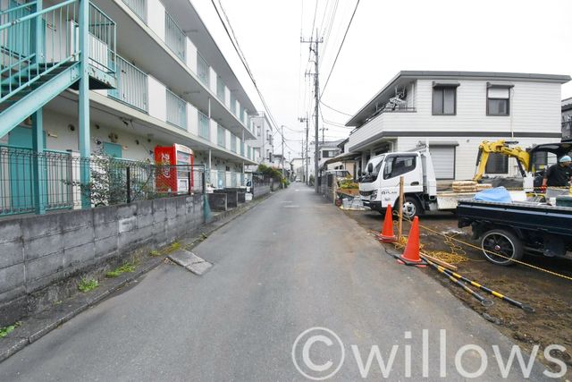 （南側接面道路）新居でくつろぐひと時に暖かい陽が差し込む、南側接道ならではのメリットを享受♪何にも変えられないロケーションで新生活を。