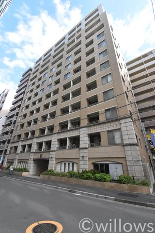 地上13階建て（10階部分）のマンションです。教育施設や商業施設が揃う、暮らしやすさが魅力的です。