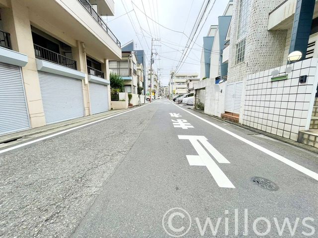 近隣は閑静な住宅街でございます。住環境の整った快適にお過ごし頂ける立地です。