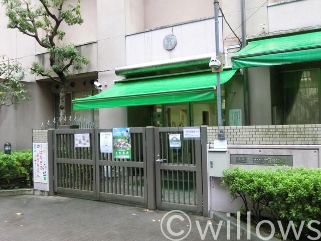 新宿区立花園幼稚園 徒歩9分。 670m