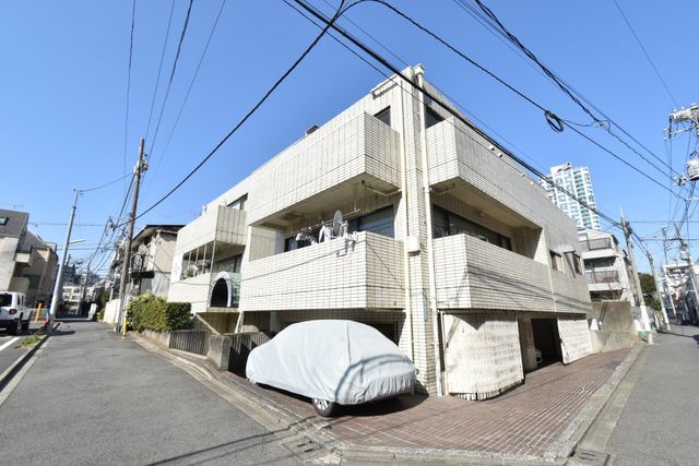 2年前に大規模修繕工事が行われた外観。角地のマンションで前面道路の幅員も広いため、陽当たり・風通しが良い物件です。